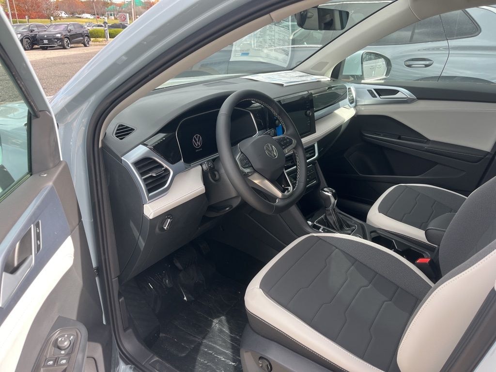 New 2025 Volkswagen Taos 1.5T SE SUV