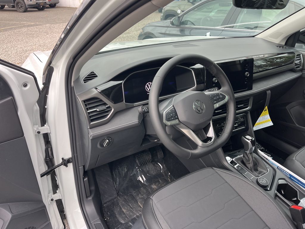 2025 Volkswagen Taos SE photo 4