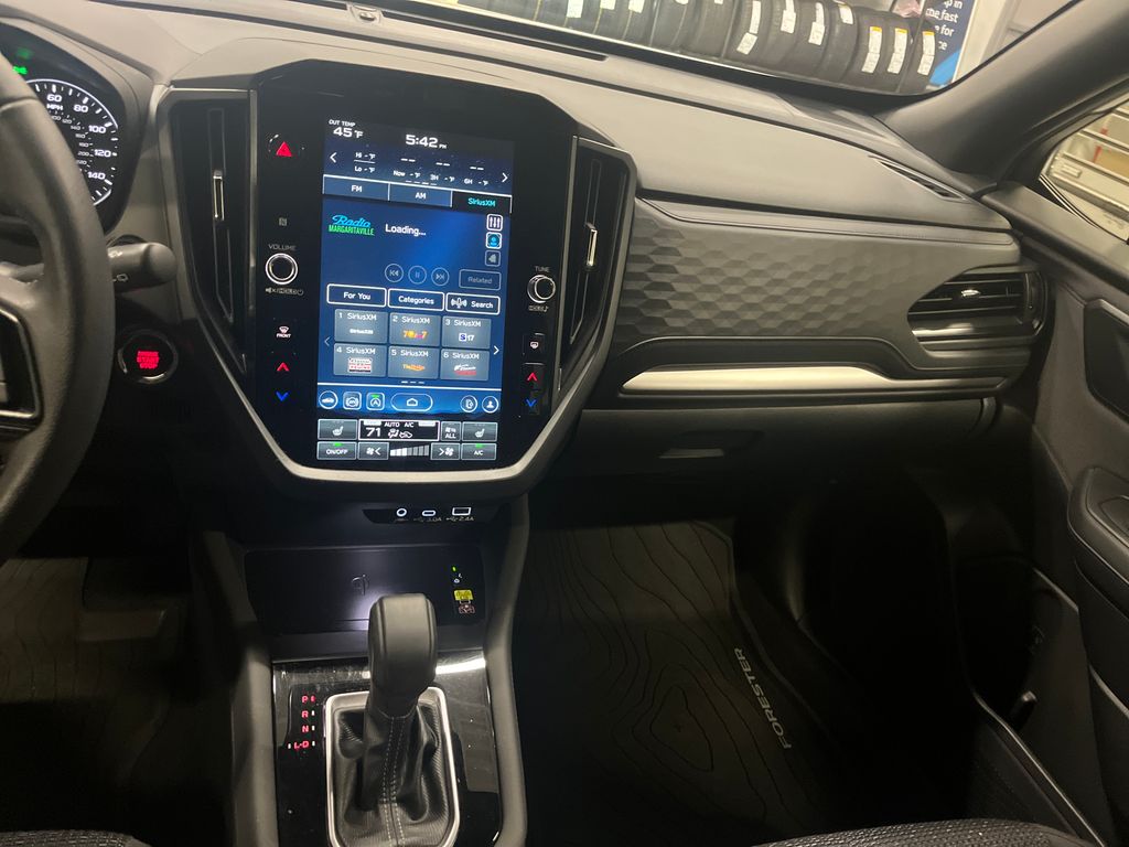 2025 Subaru Forester Premium photo 4