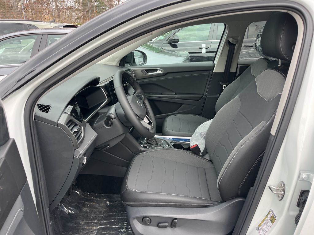 2025 Volkswagen Taos SE photo 3