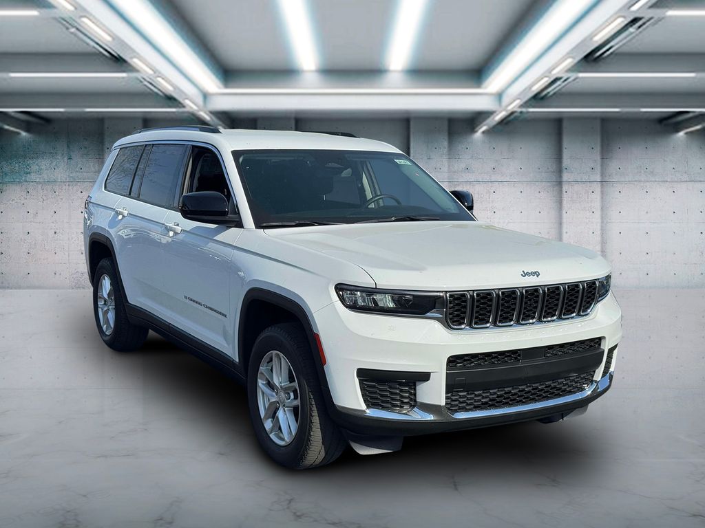 2022 Jeep Grand Cherokee Laredo photo 2