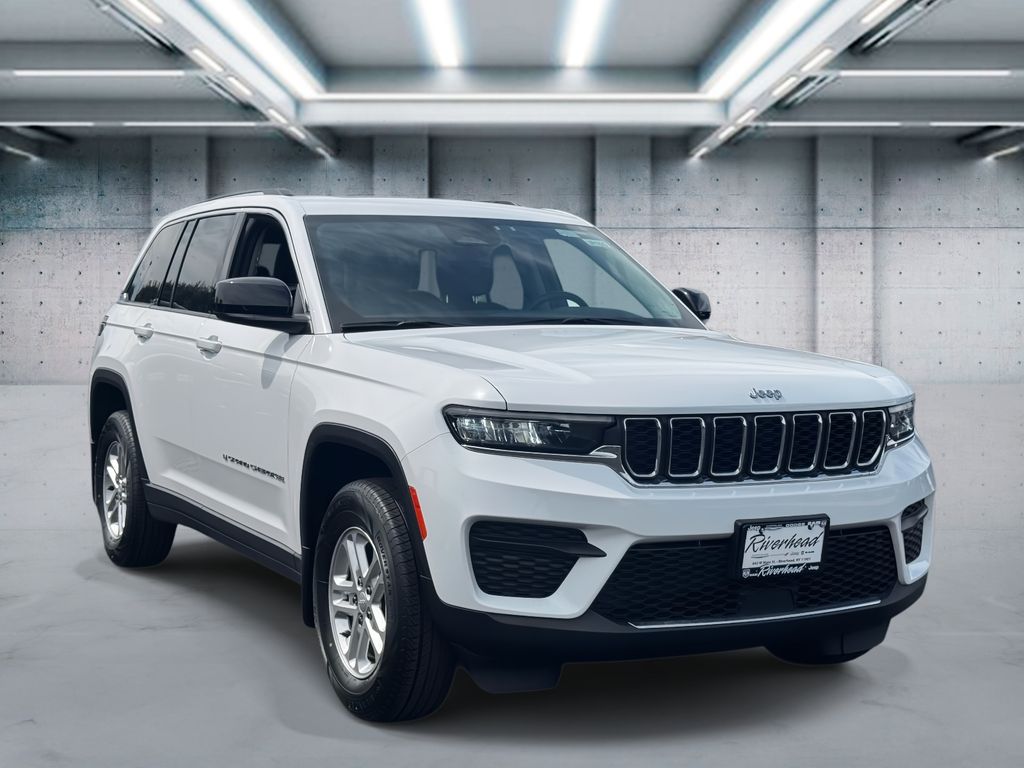 2022 Jeep Grand Cherokee Laredo photo 2