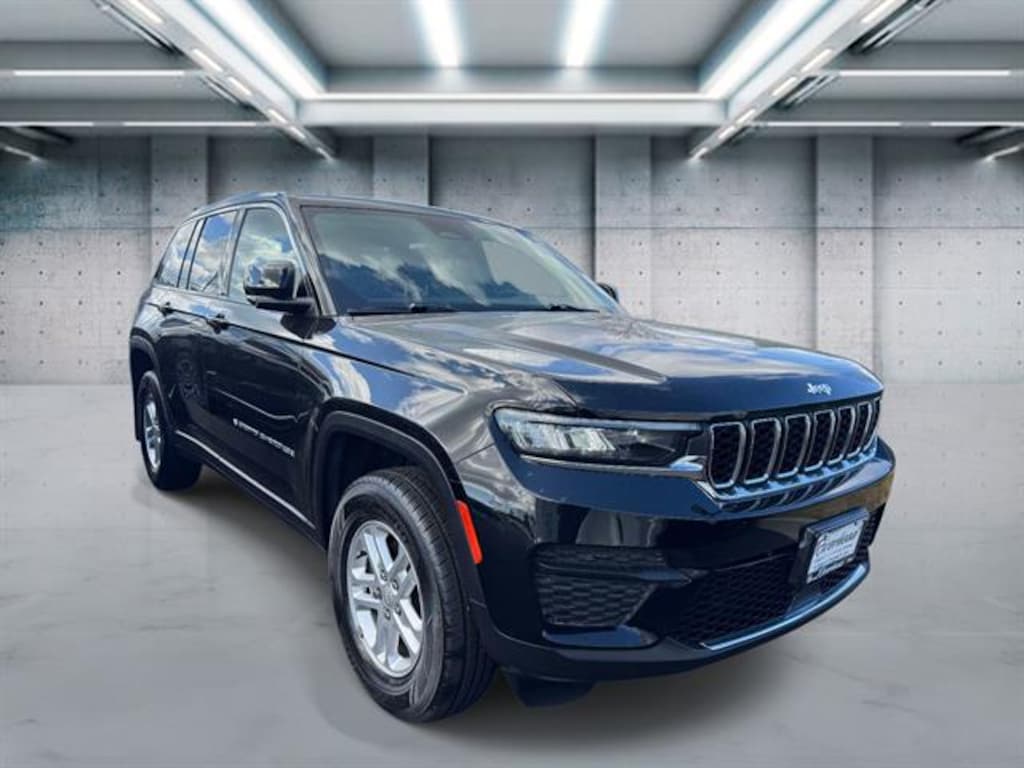 Used 2023 Jeep Grand Cherokee Laredo