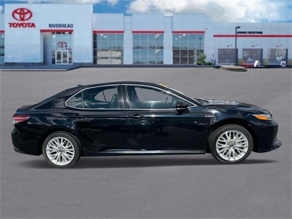 Used 2020 Toyota Camry Hybrid XLE Sedan