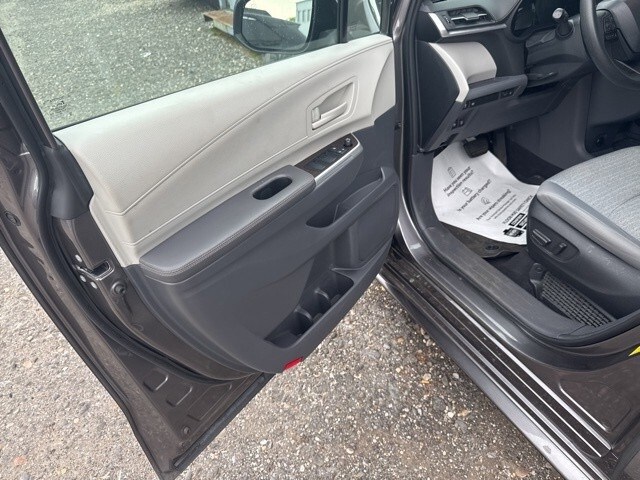 2022 Toyota Sienna LE photo 2