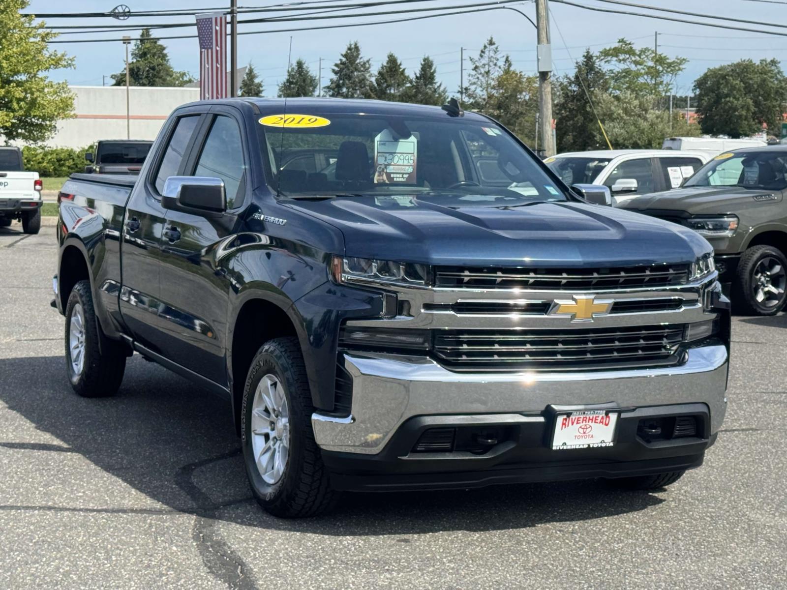 2019 Chevrolet Silverado 1500 LT photo 2