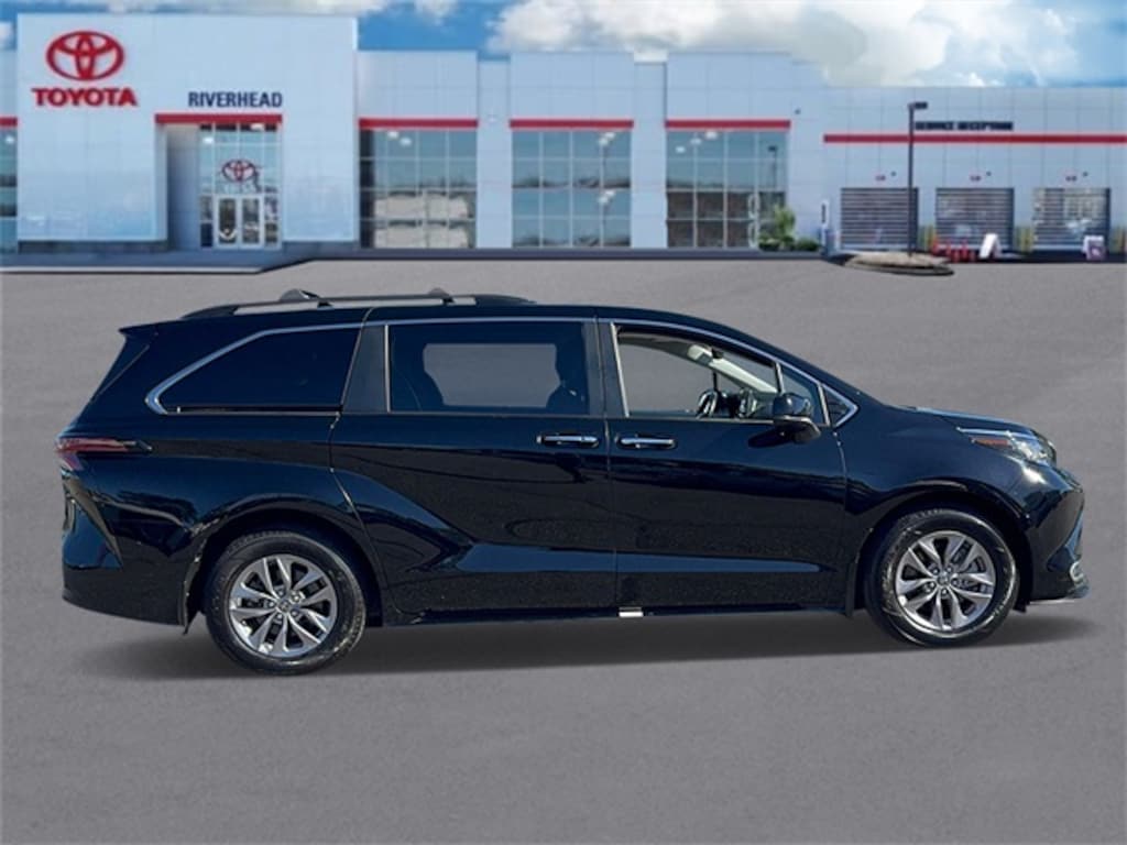 Used 2022 Toyota Sienna XLE Minivan/Van