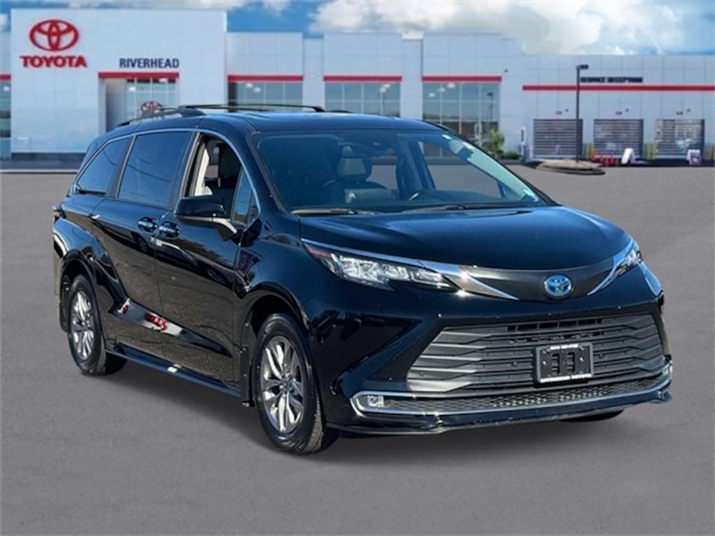 Used 2022 Toyota Sienna XLE Minivan/Van