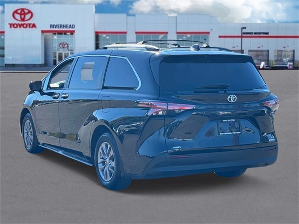 Used 2022 Toyota Sienna XLE Minivan/Van