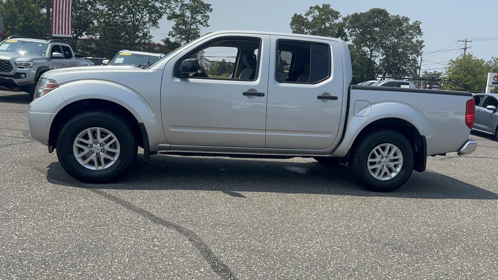 2018 Nissan Frontier SV Crew Cab photo 3