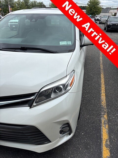2020 Toyota Sienna Limited Premium photo 3