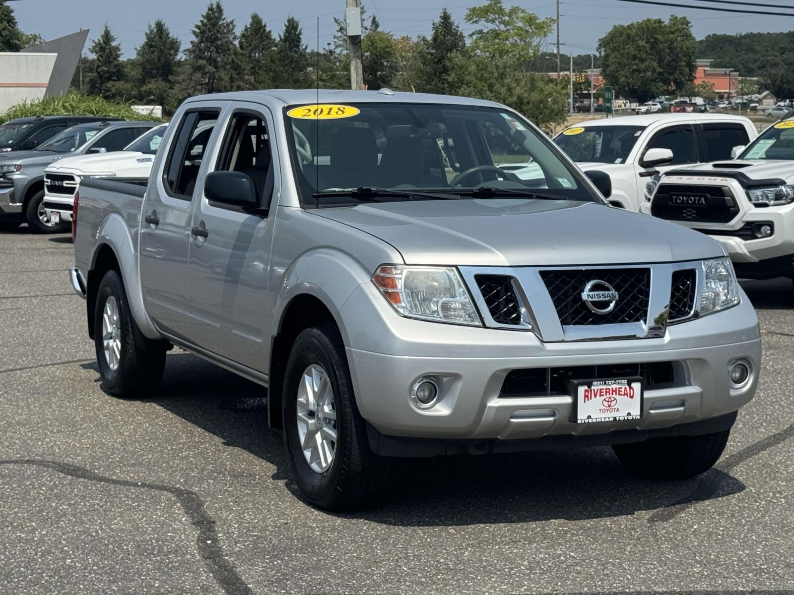 2018 Nissan Frontier SV Crew Cab photo 2
