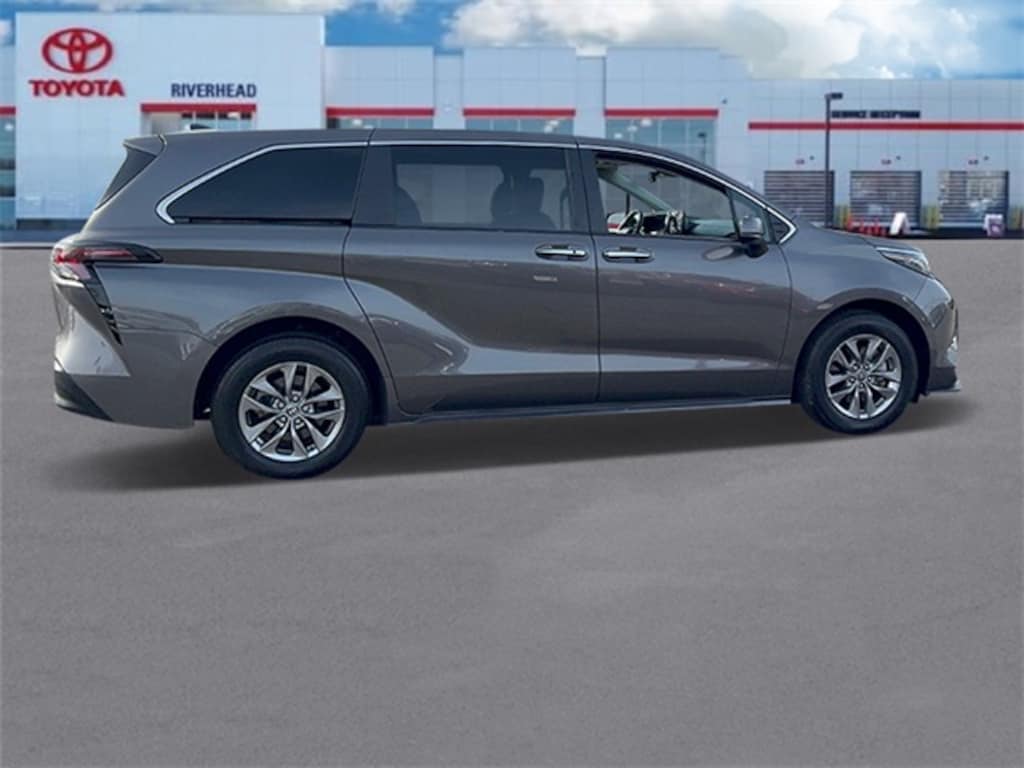 Used 2023 Toyota Sienna XLE Minivan/Van