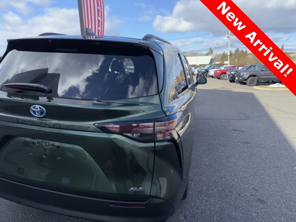 Used 2025 Toyota Sienna XLE Minivan/Van