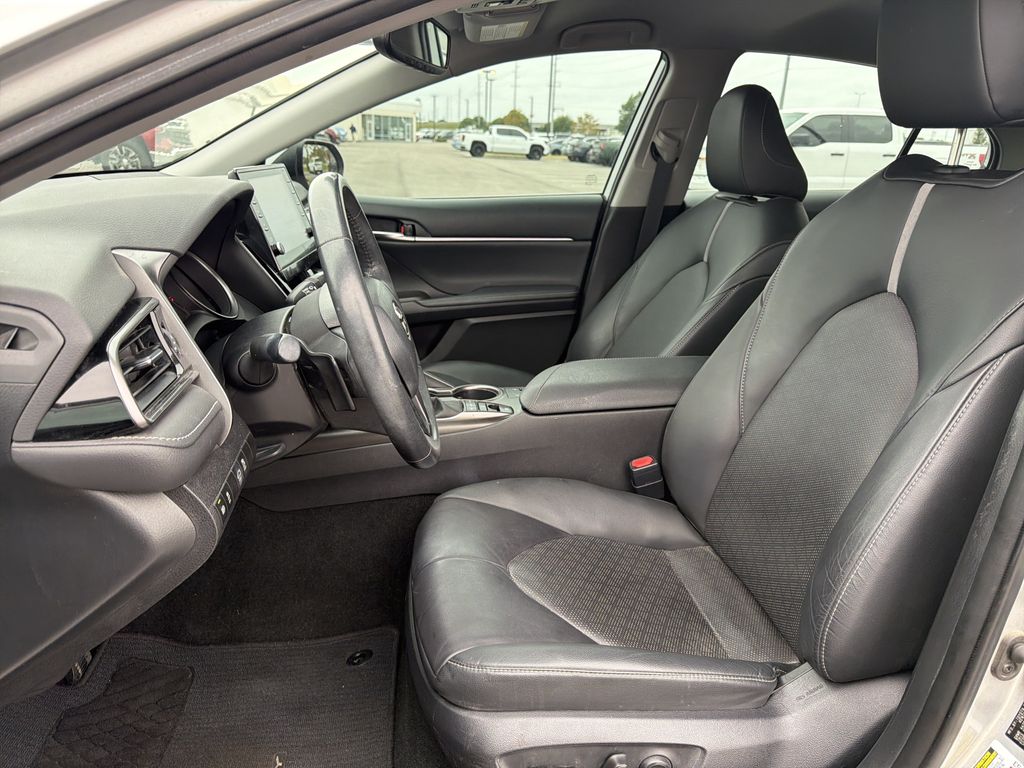 2022 Toyota Camry XSE - Photo 9