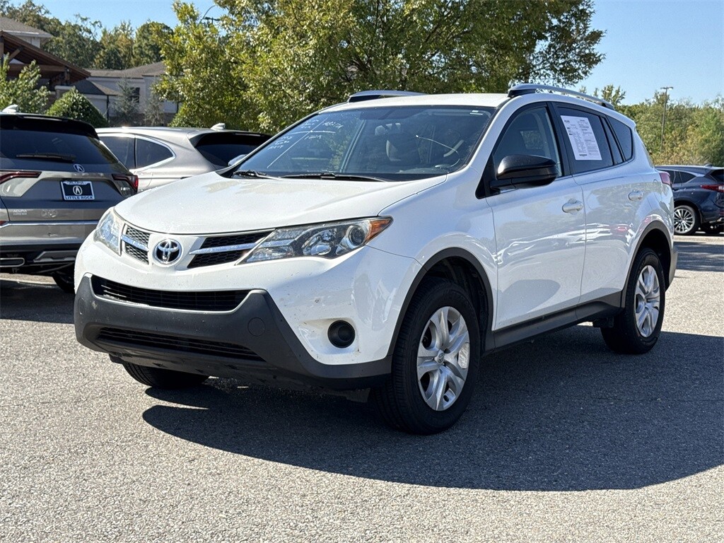 2015 Toyota RAV4 LE photo 3