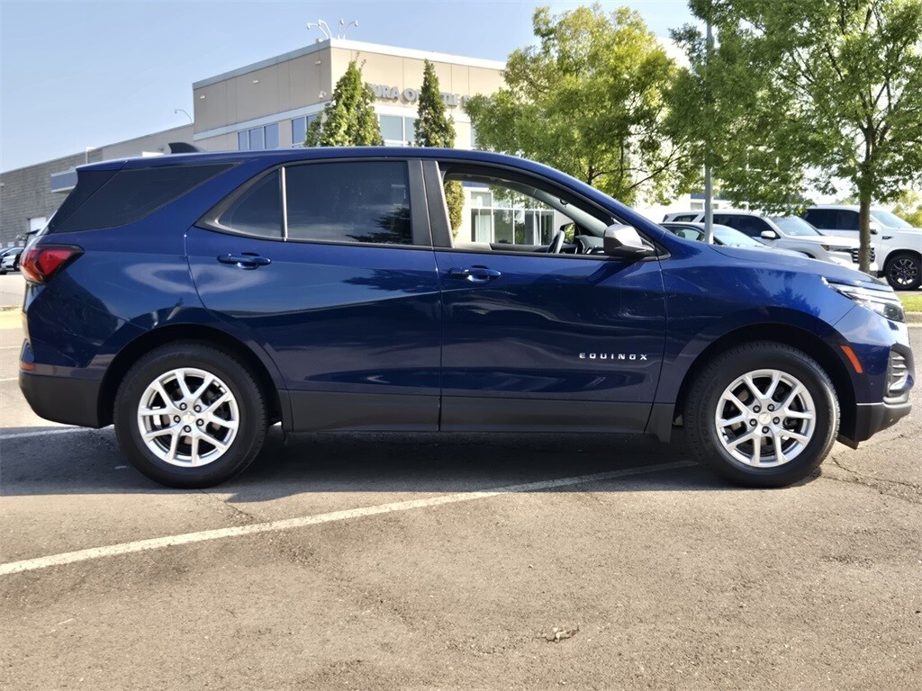2023 Chevrolet Equinox LS photo 2