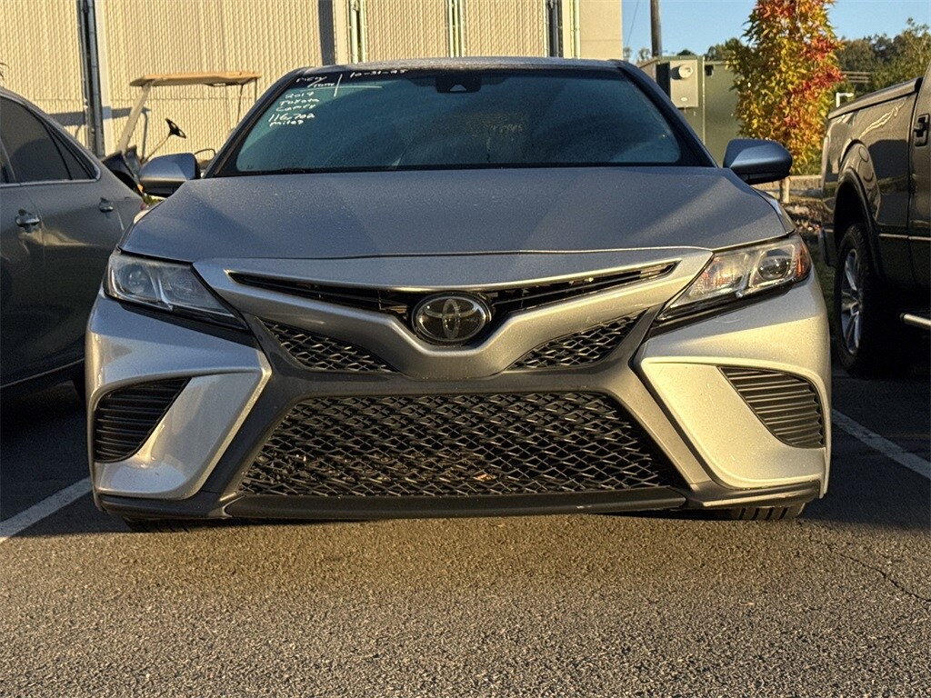 2019 Toyota Camry XLE photo 2