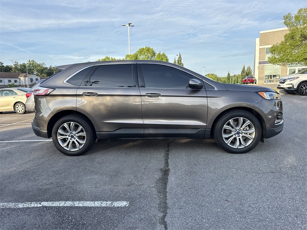 2019 Ford Edge Titanium photo 2