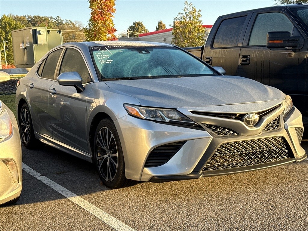 2019 Toyota Camry XLE photo 3