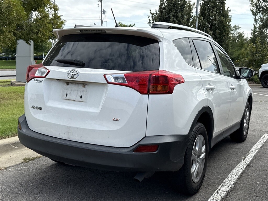 2015 Toyota RAV4 LE photo 3