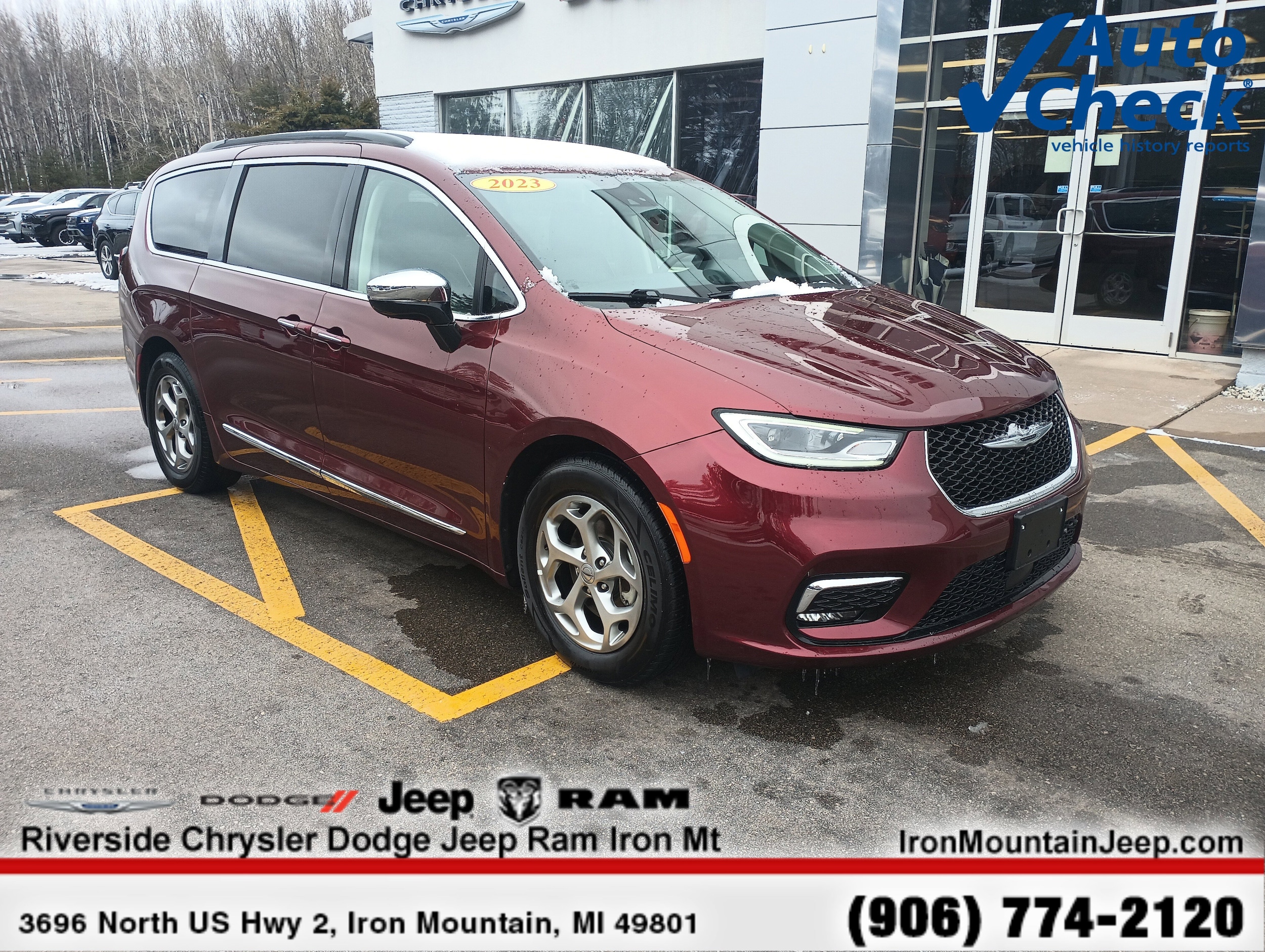 2023 Chrysler Pacifica Limited's photo