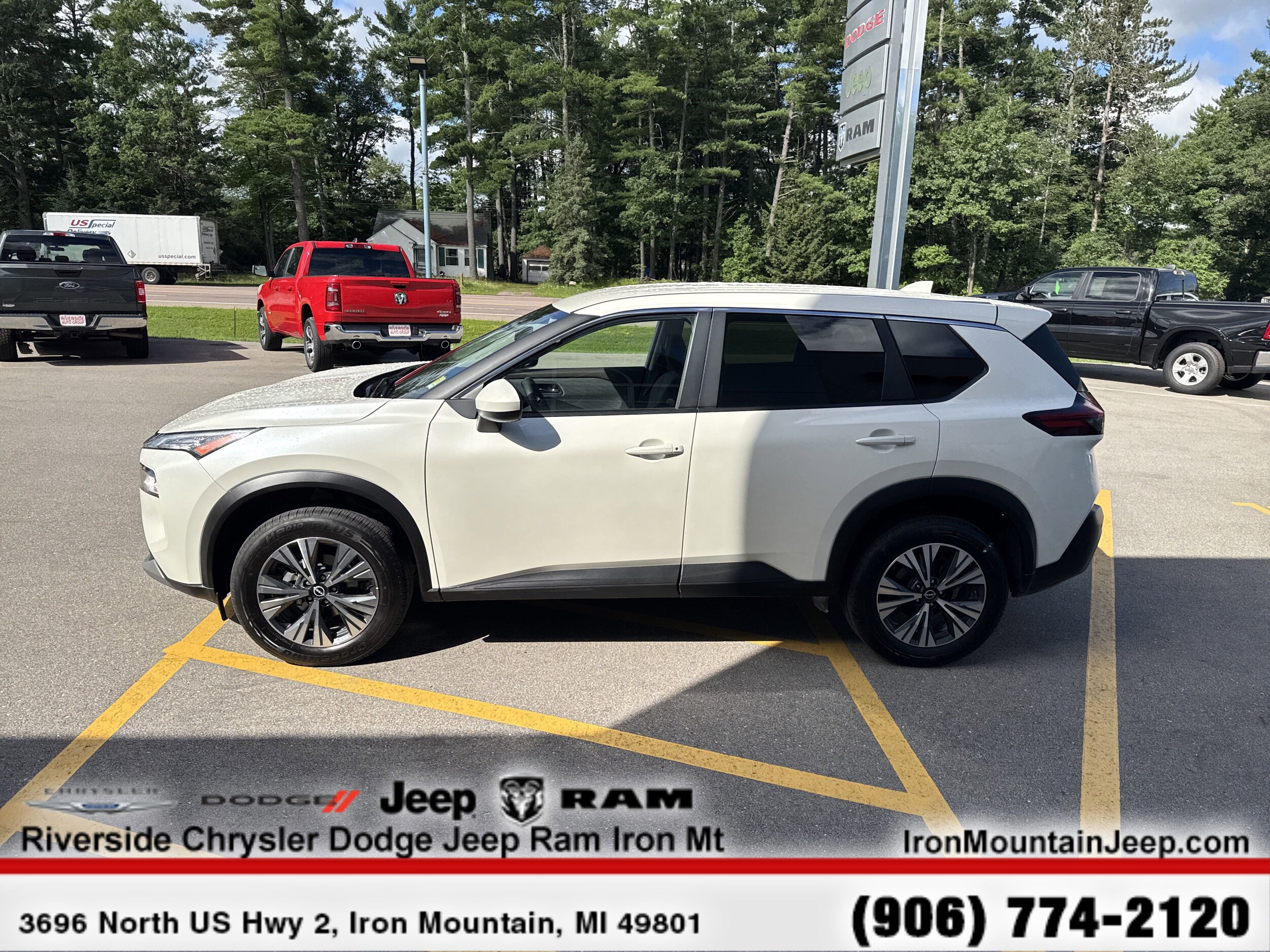 2023 Nissan Rogue SV photo 4