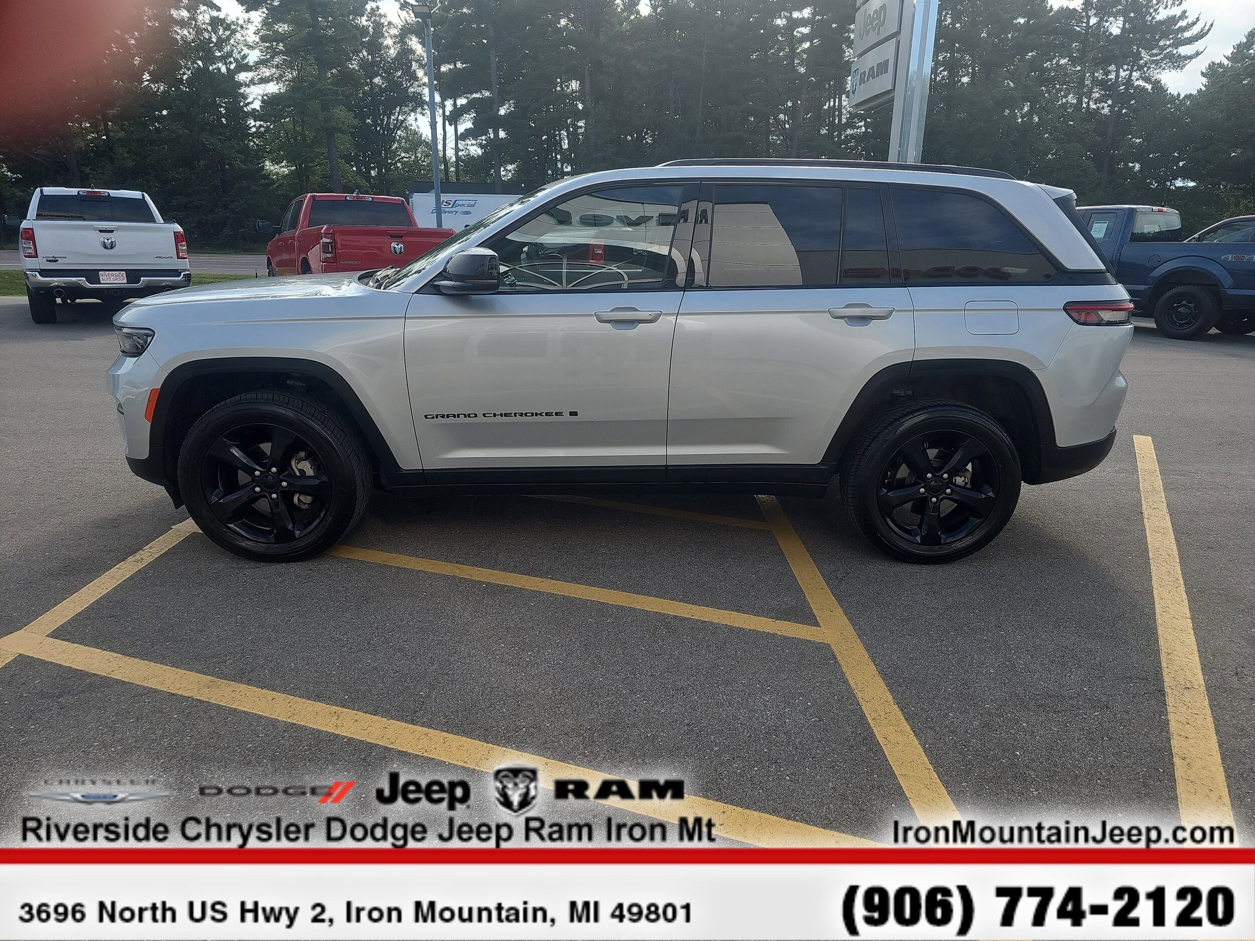 2023 Jeep Grand Cherokee Laredo photo 2