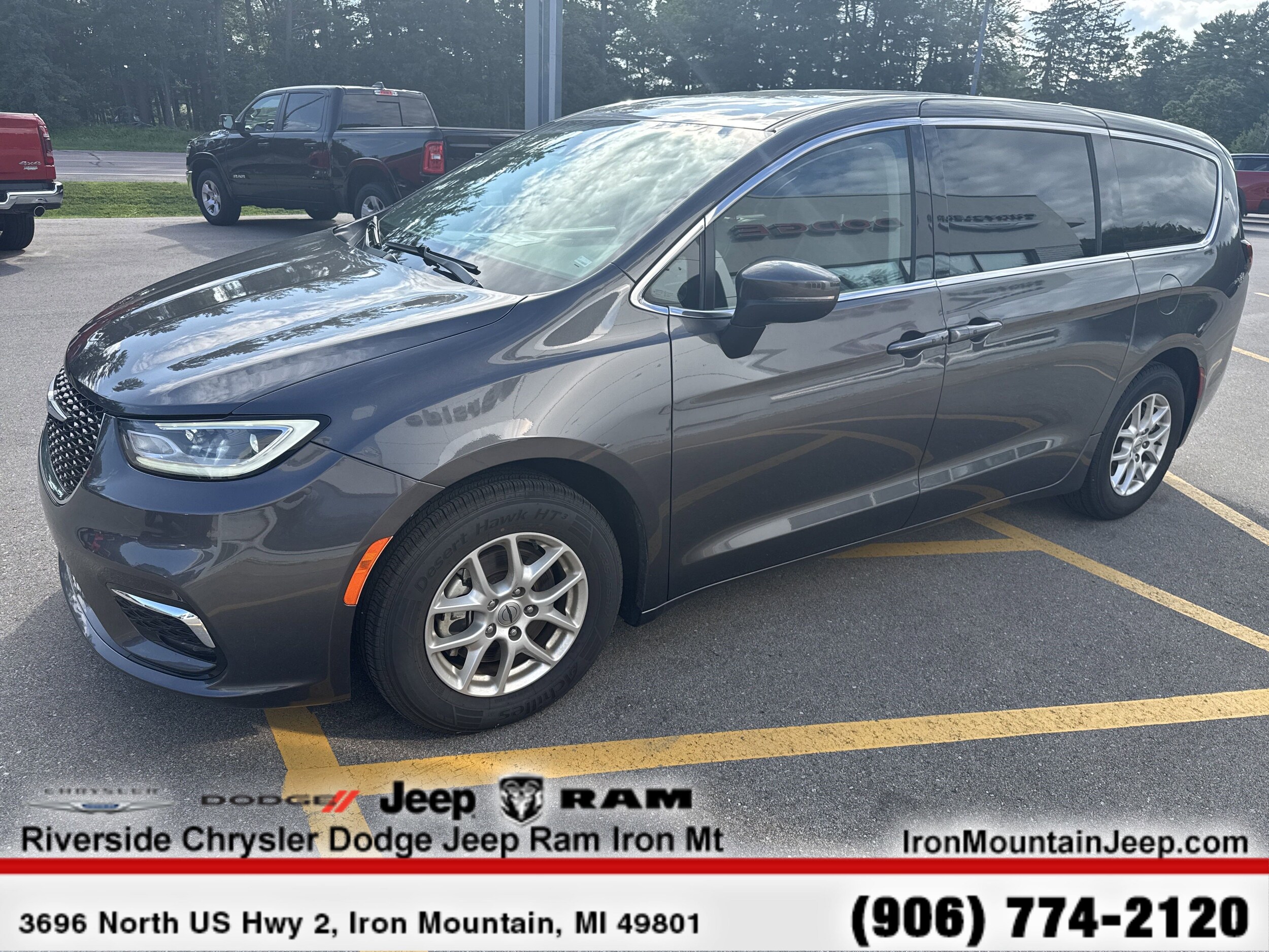 2023 Chrysler Pacifica Touring L photo 2