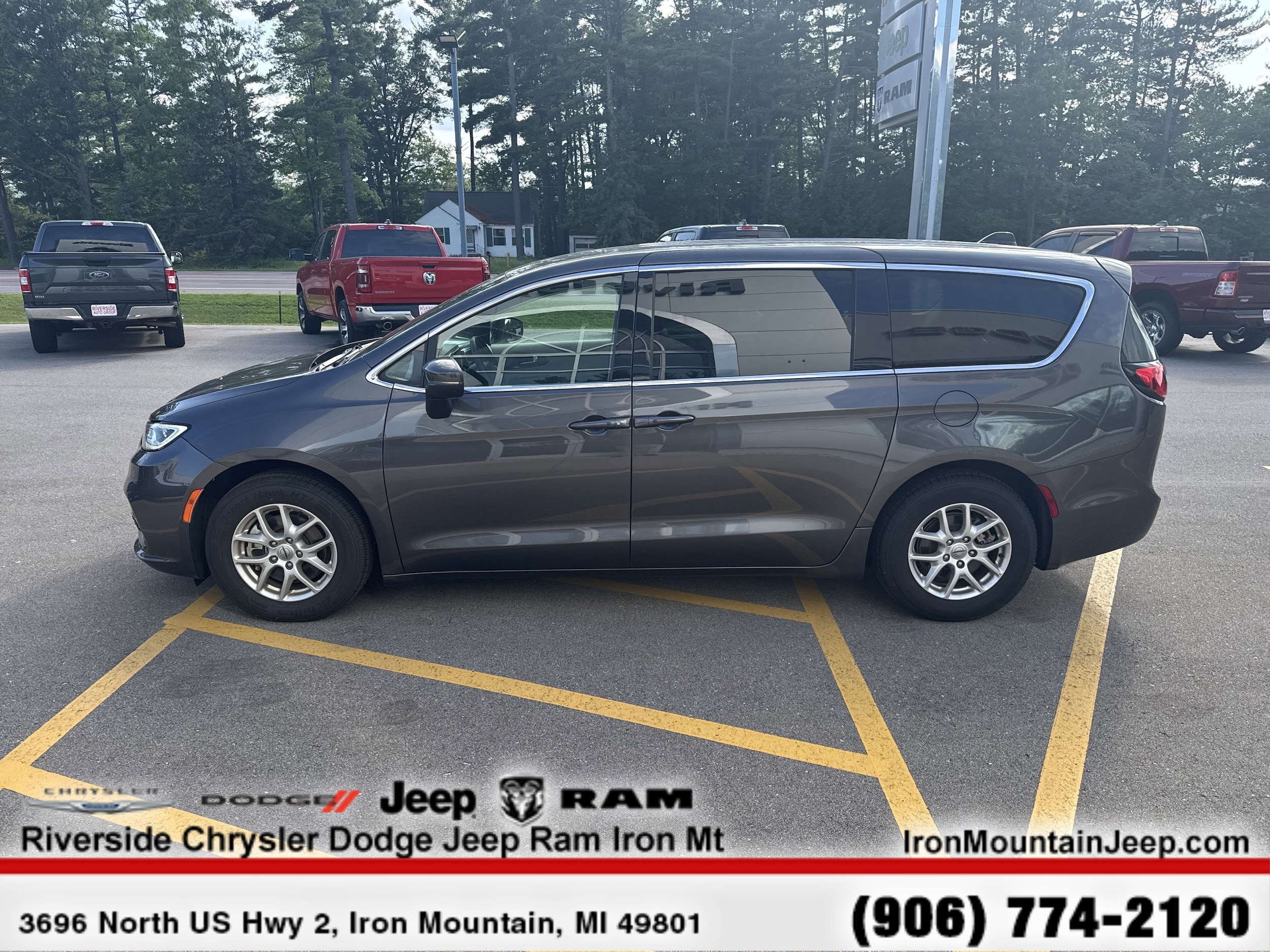 2023 Chrysler Pacifica Touring L photo 3