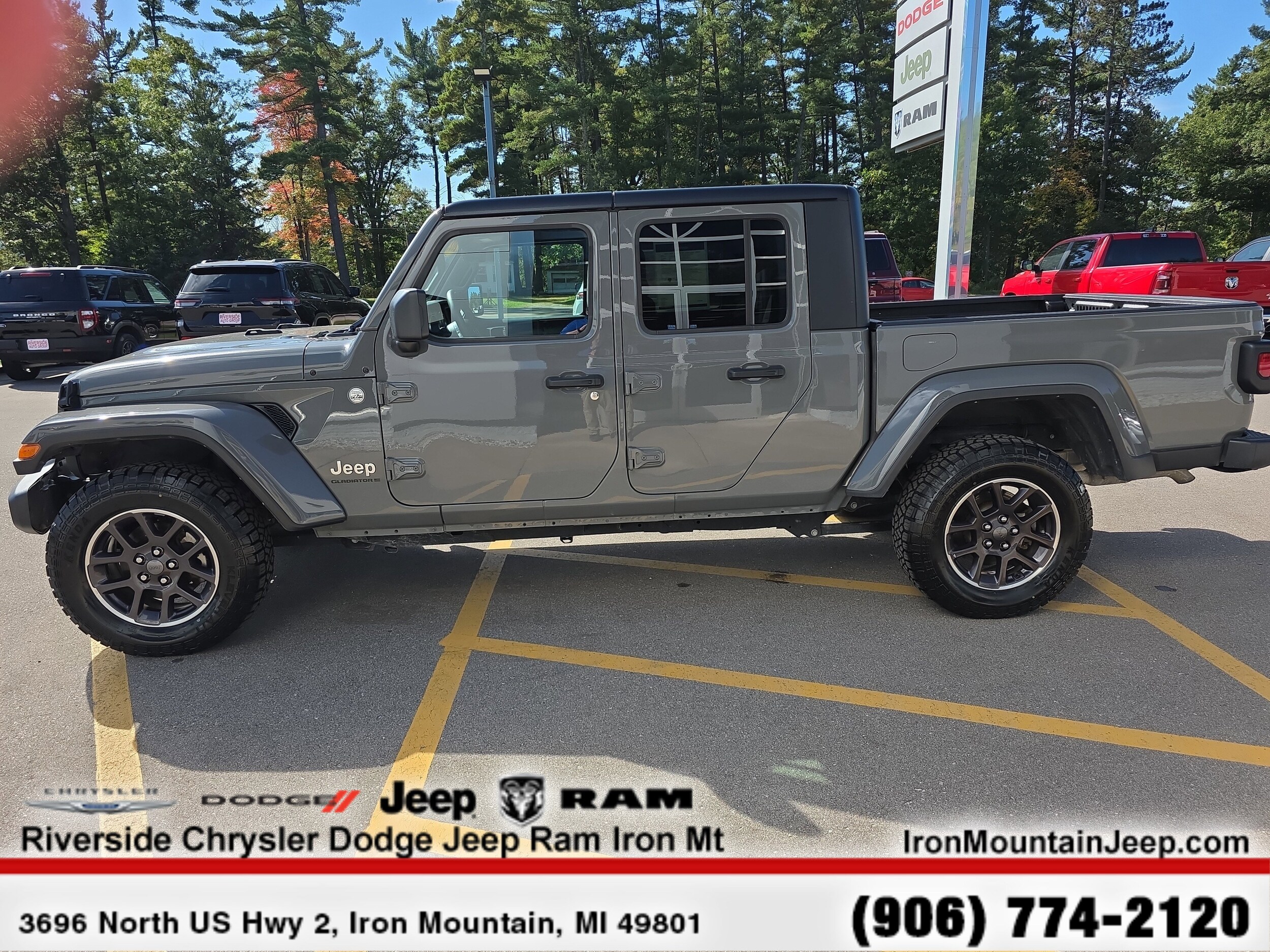 2023 Jeep Gladiator Overland photo 2