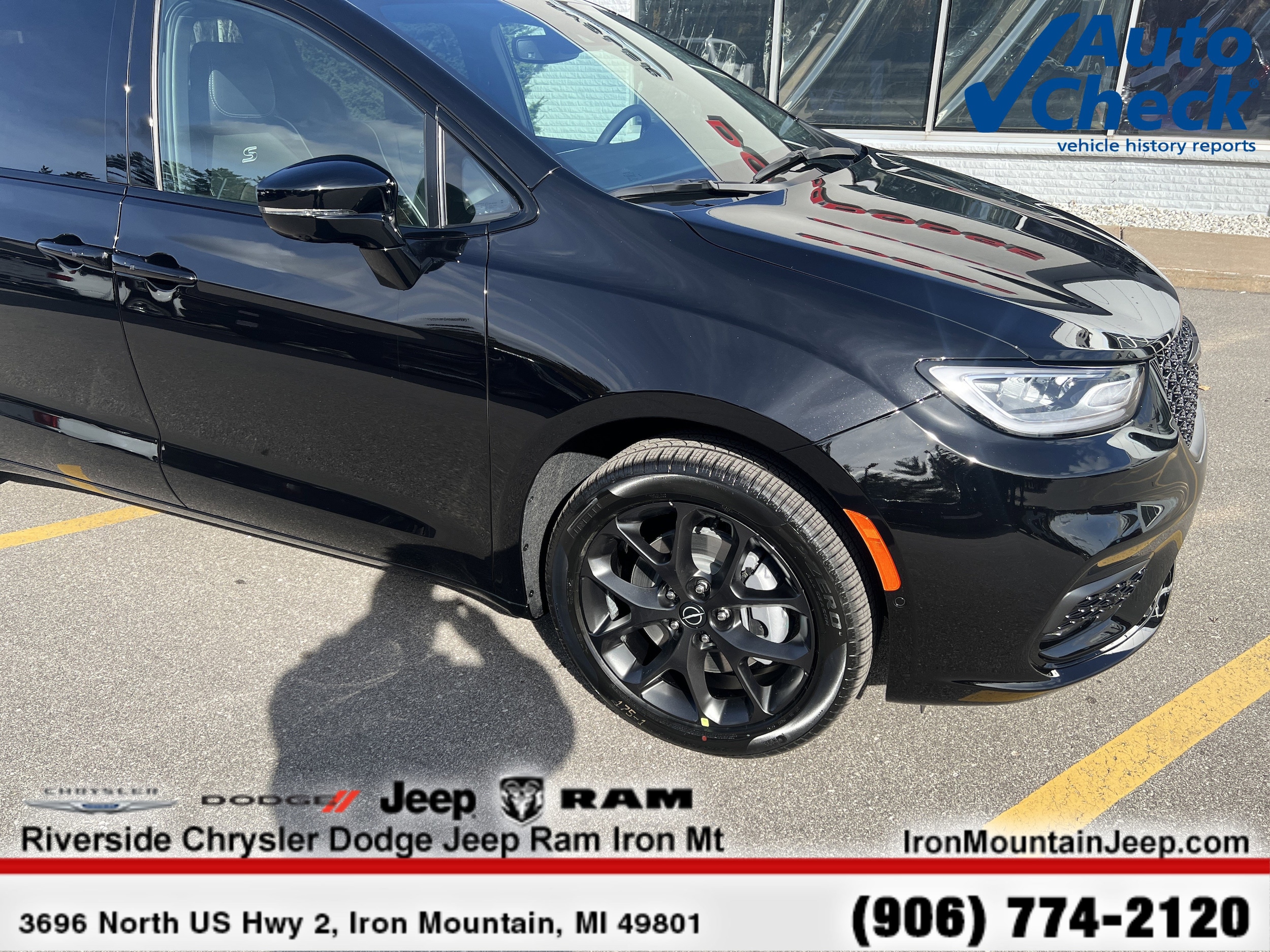 2026 Chrysler Pacifica Limited's photo