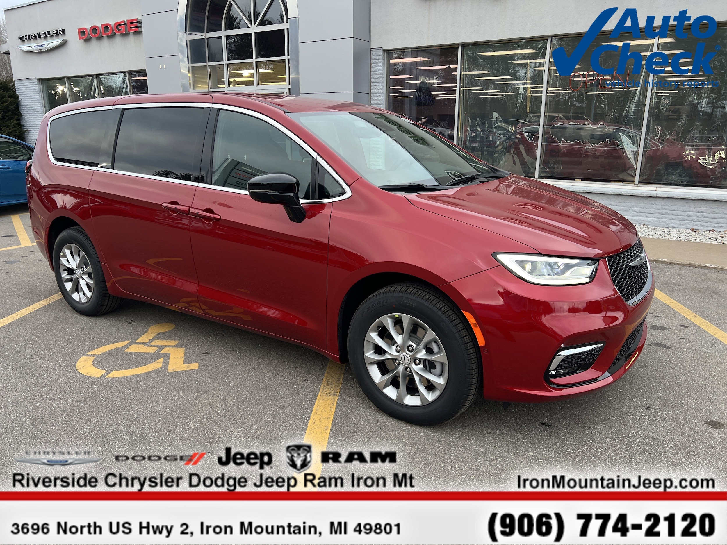 2026 Chrysler Pacifica Select's photo