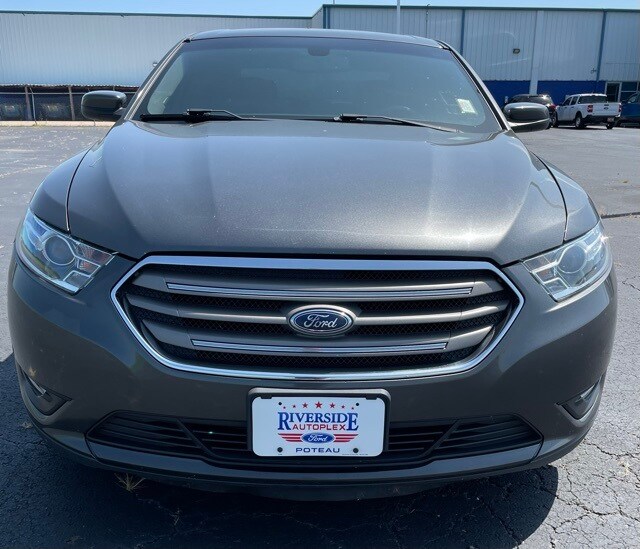 2018 Ford Taurus SEL photo 2