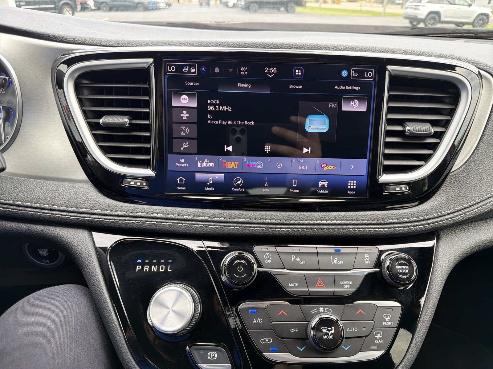 2024 Chrysler Pacifica Limited's photo