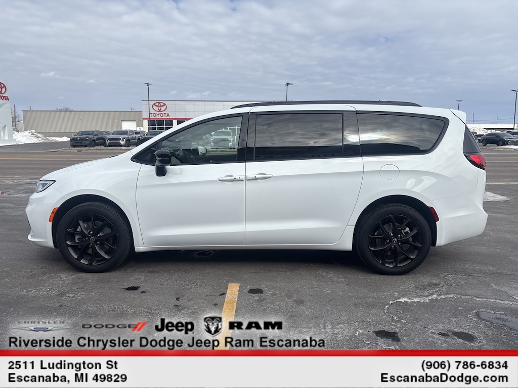 New 2026 Chrysler Pacifica Limited Passenger Van