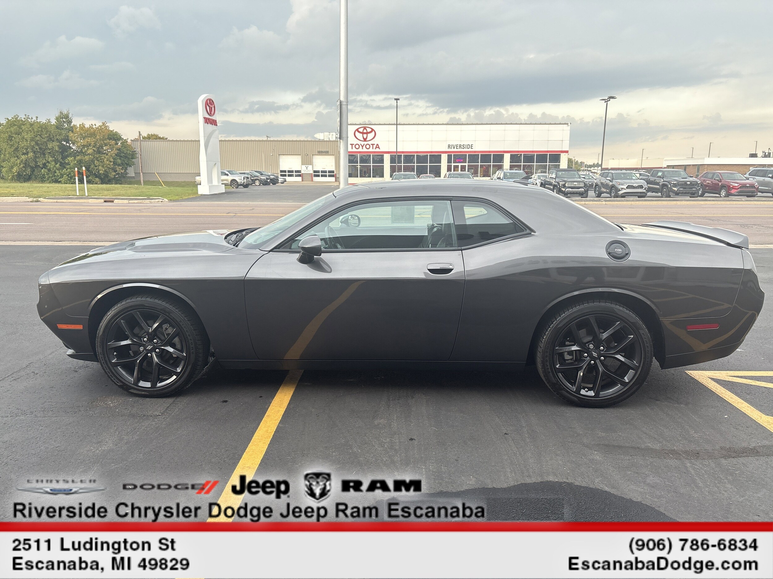 2022 Dodge Challenger SXT photo 4