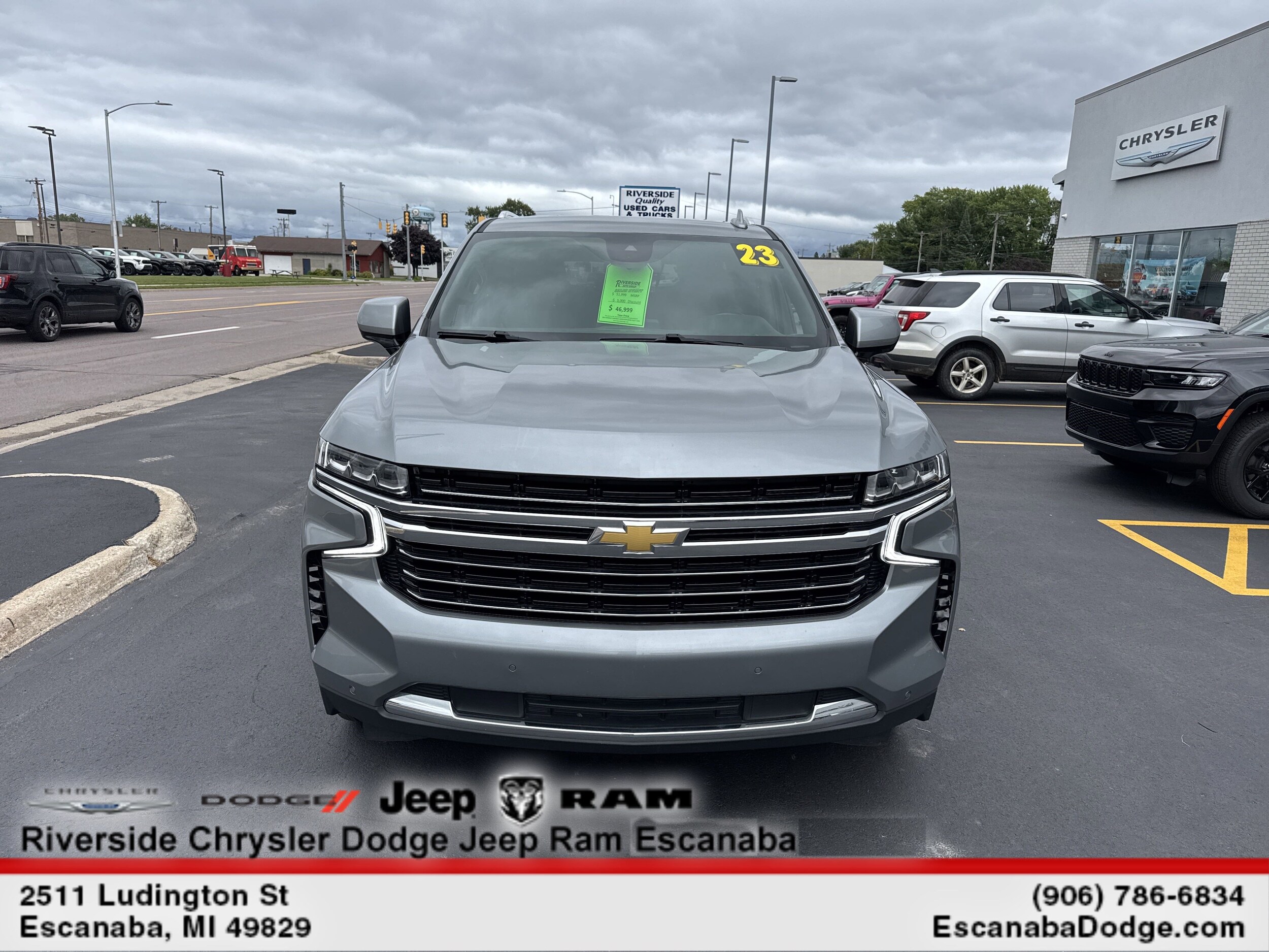 2023 Chevrolet Suburban LT photo 2