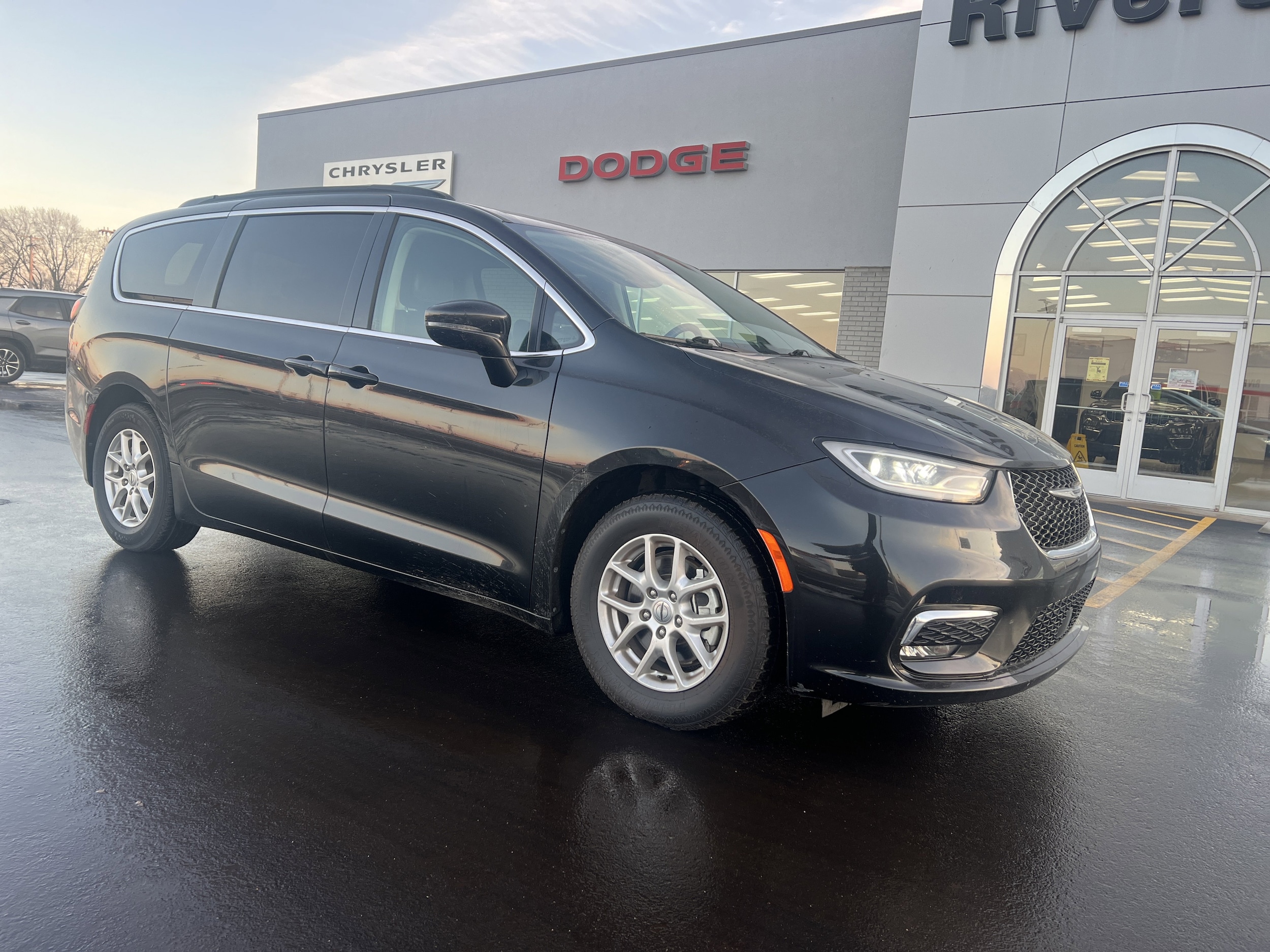 2022 Chrysler Pacifica Touring L's photo