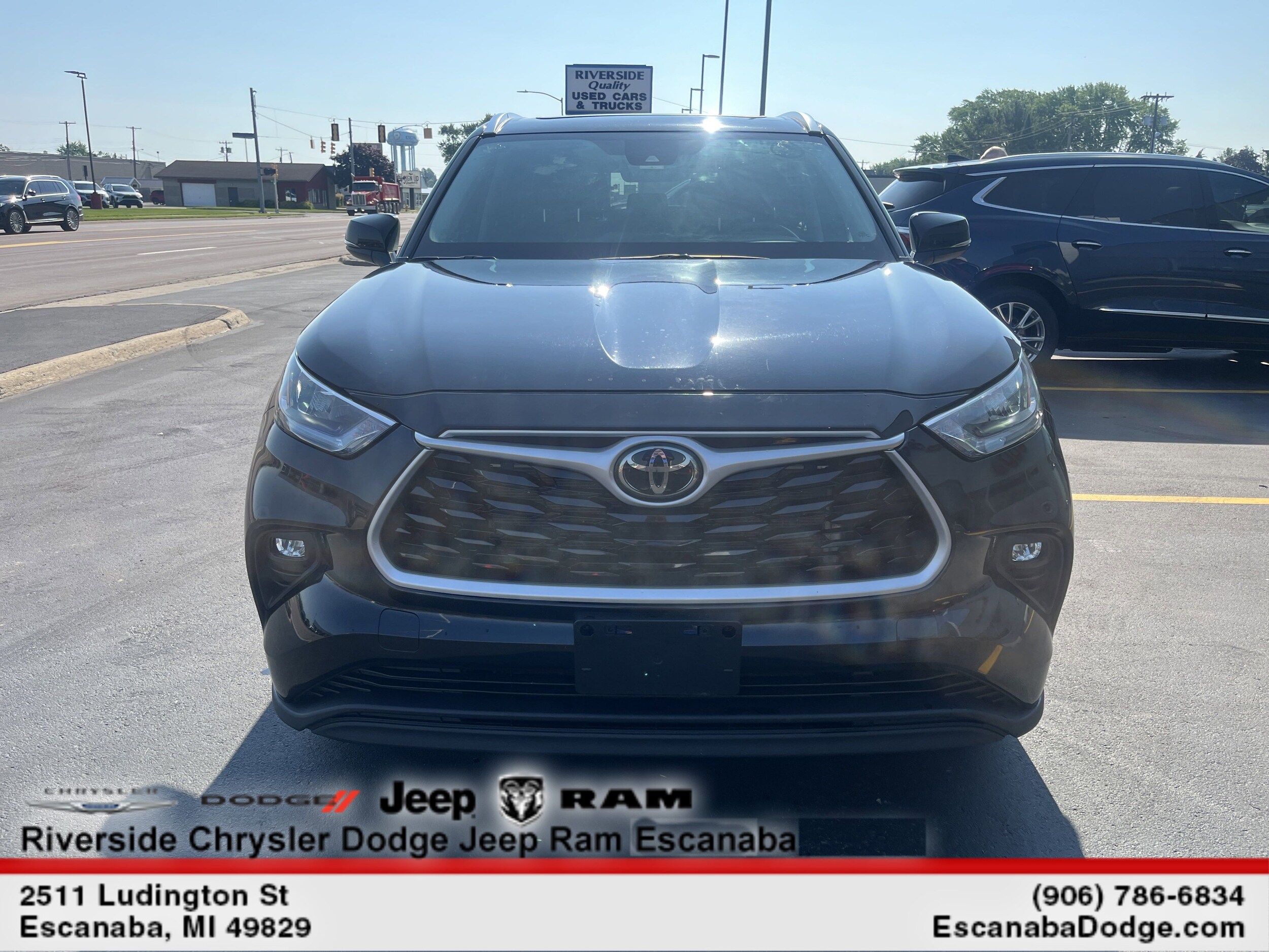2021 Toyota Highlander XLE photo 2