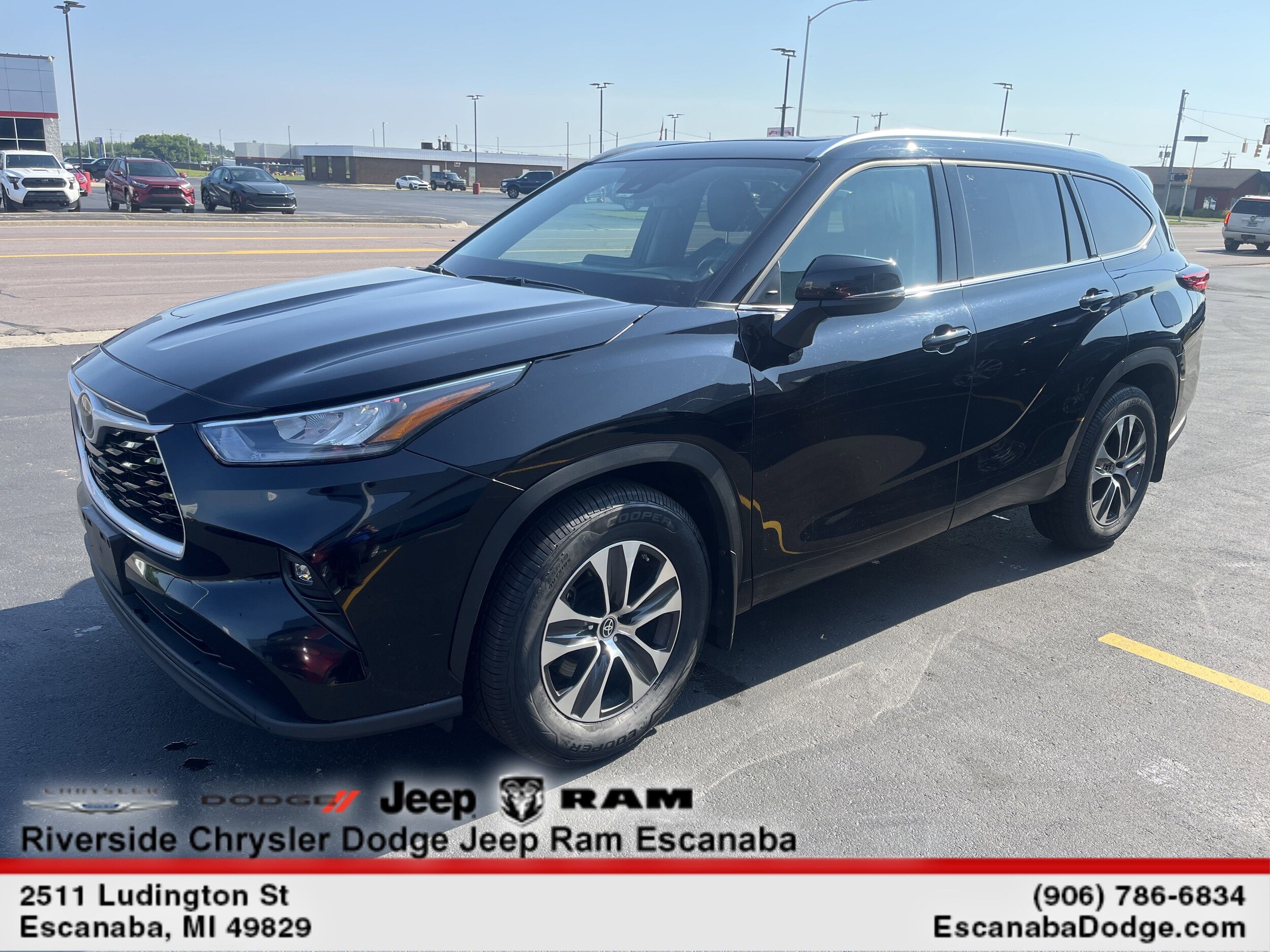 2021 Toyota Highlander XLE photo 3