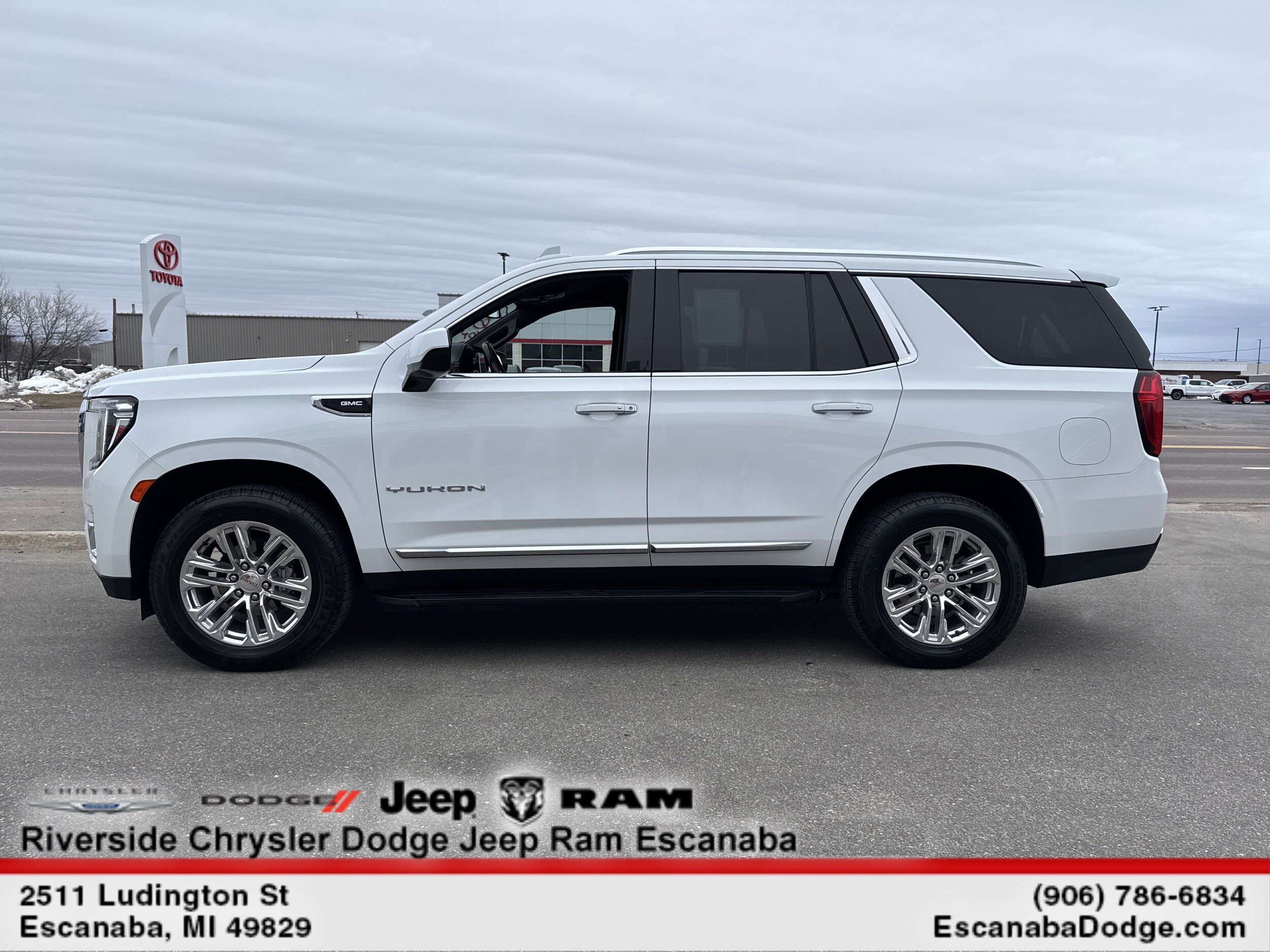2023 Gmc Yukon SLT photo 3