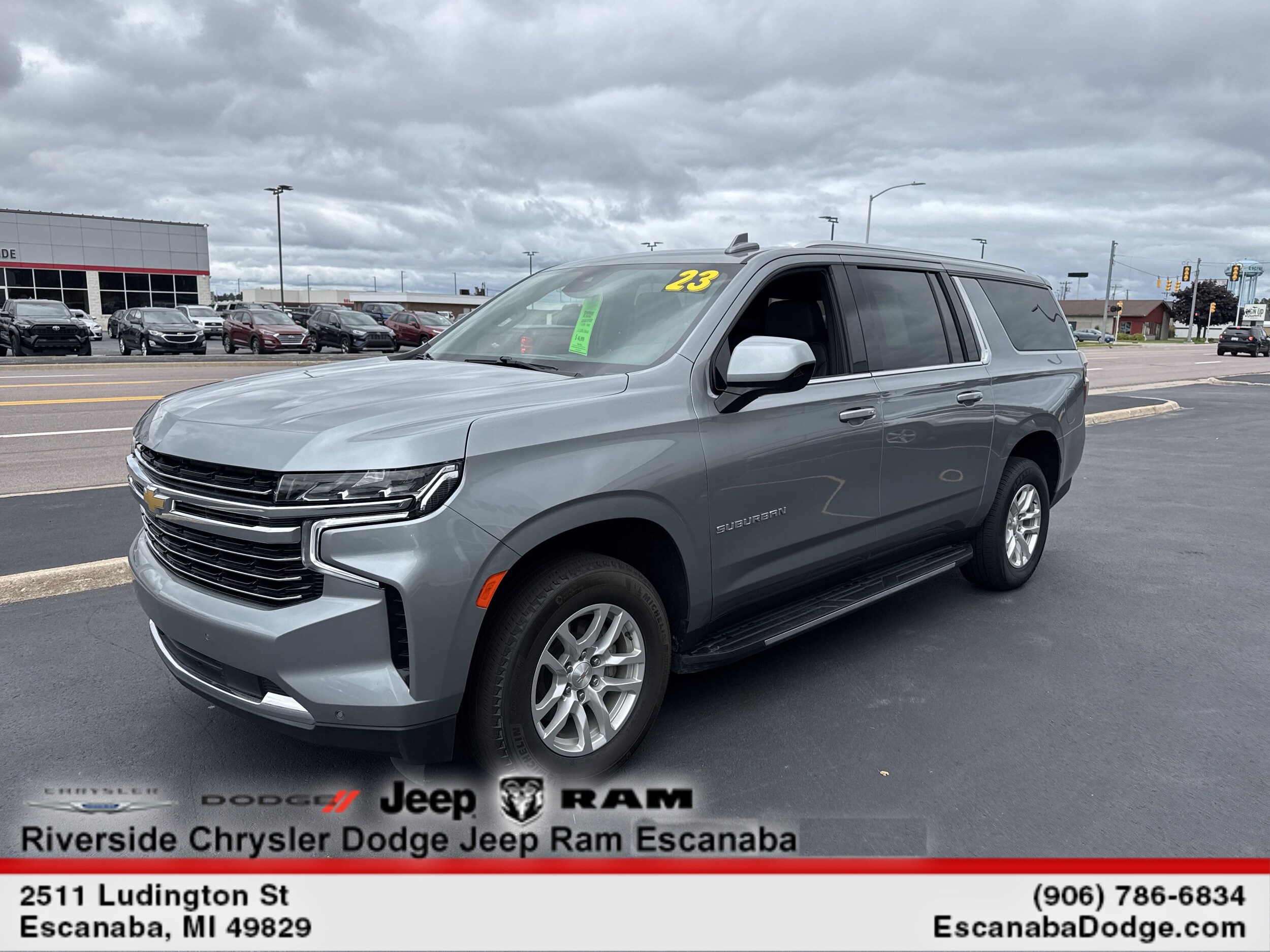 2023 Chevrolet Suburban LT photo 3