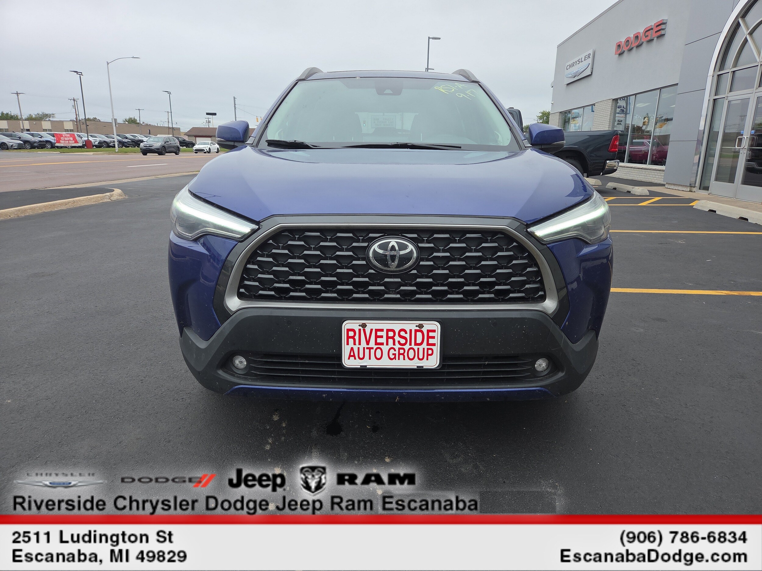 2022 Toyota Corolla Cross XLE photo 2