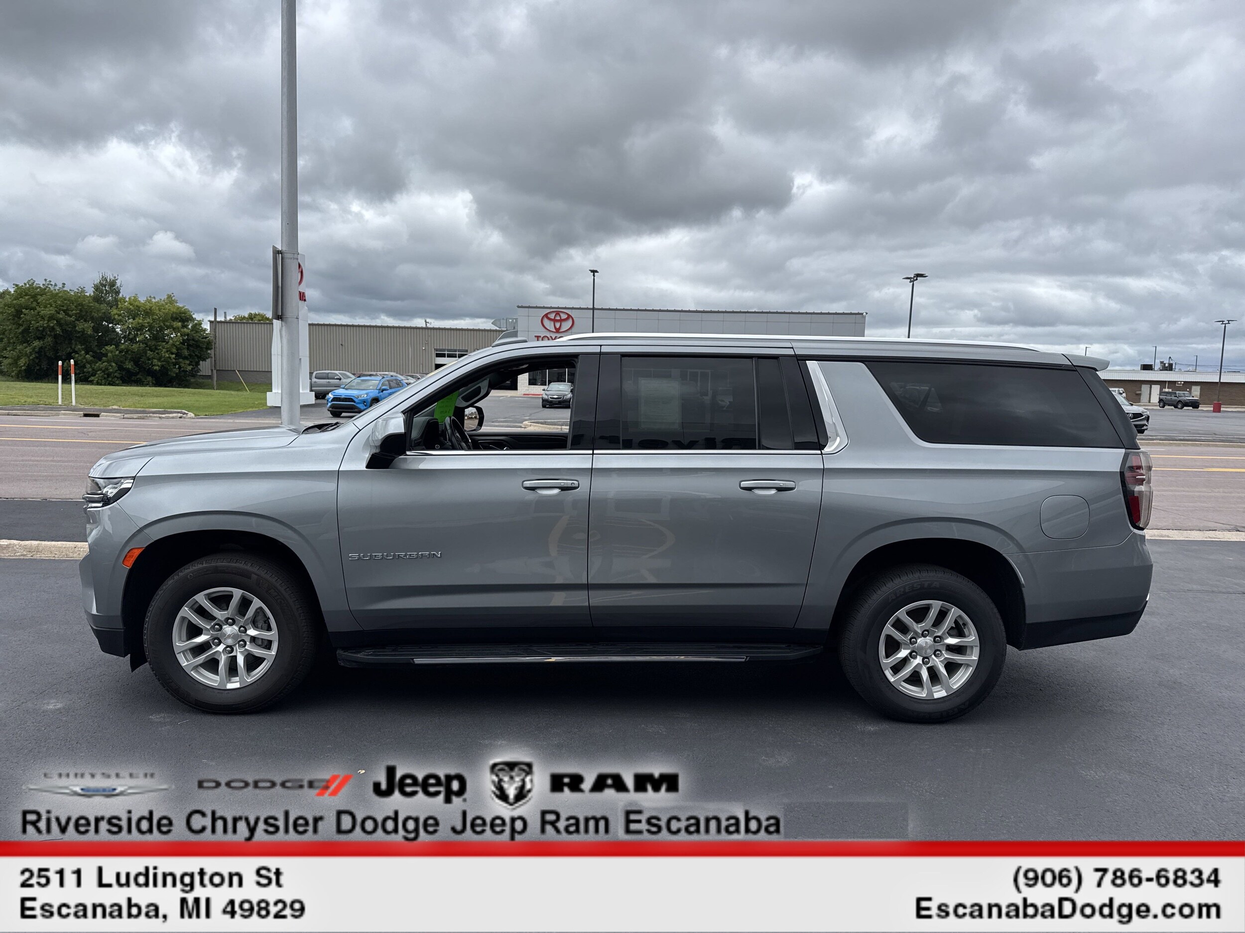 2023 Chevrolet Suburban LT photo 4