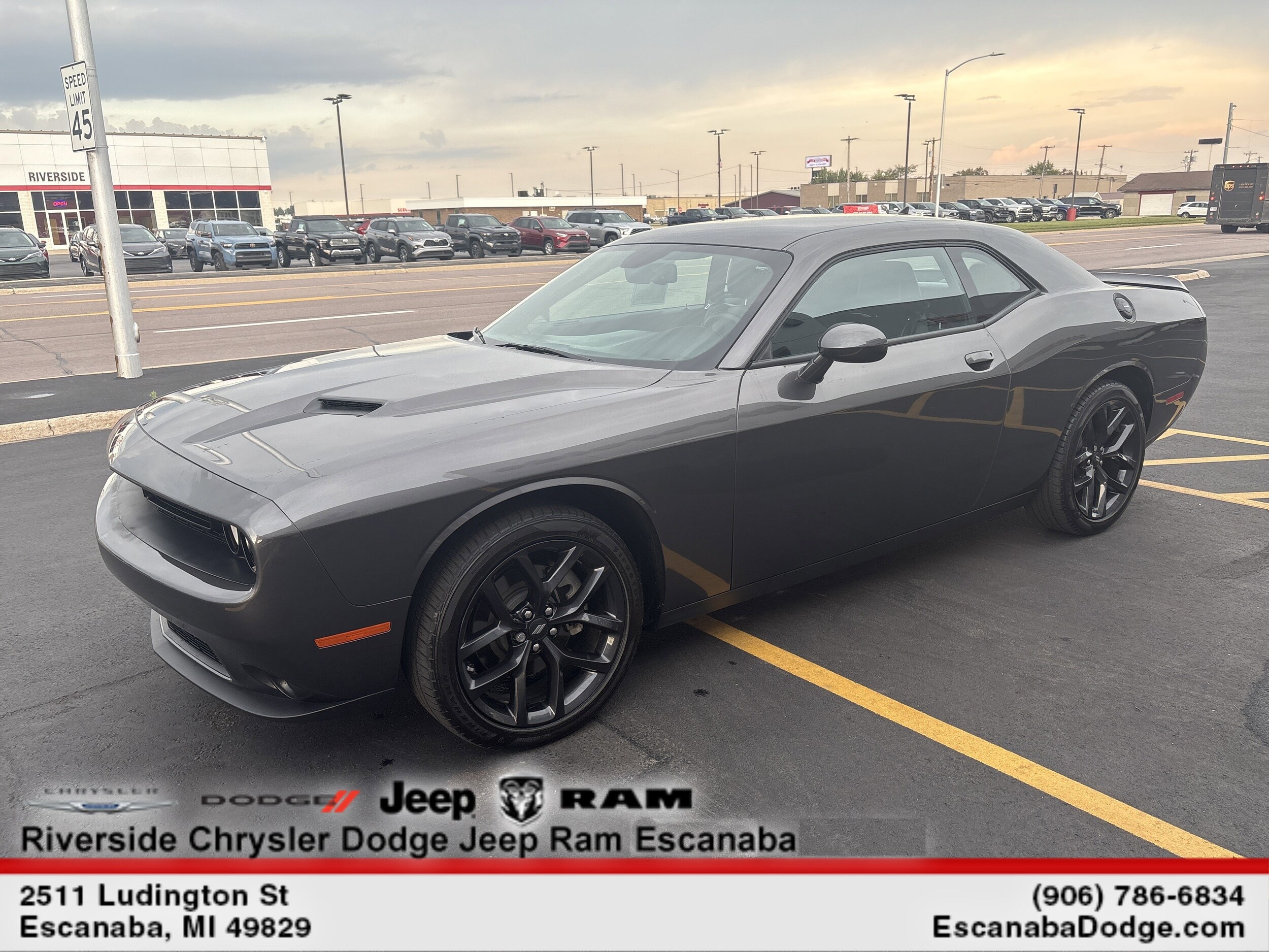 2022 Dodge Challenger SXT photo 3