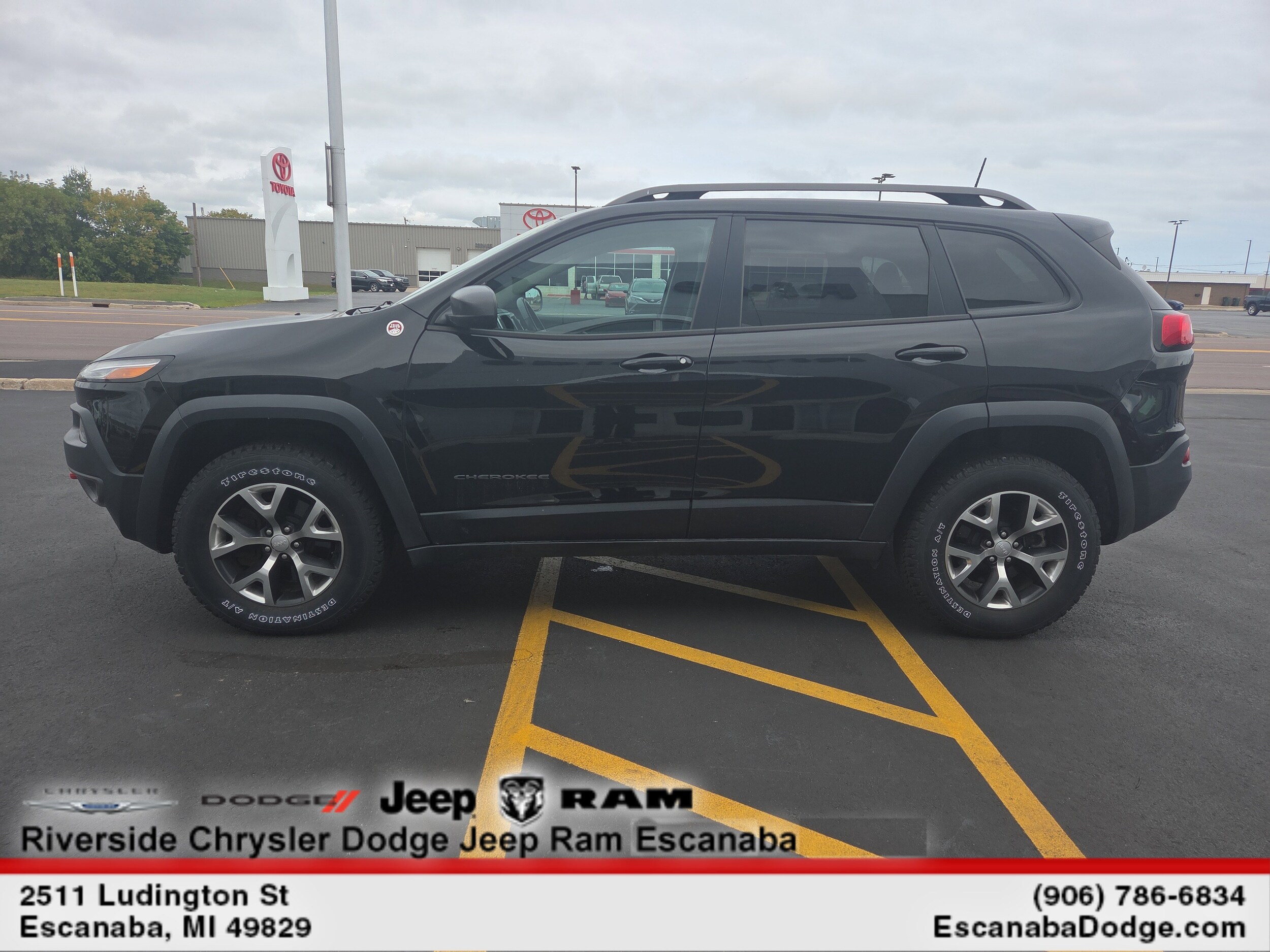 2017 Jeep Cherokee Trailhawk photo 2