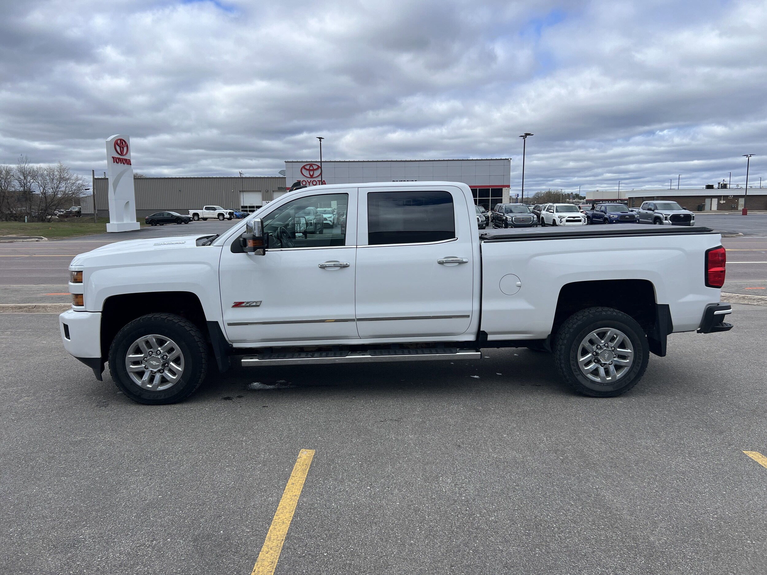 2017 Chevrolet Silverado 3500HD LTZ photo 4