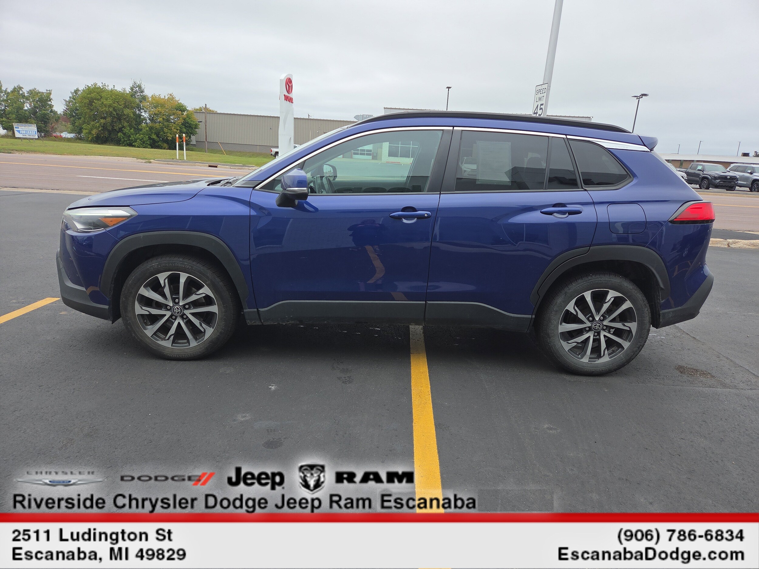 2022 Toyota Corolla Cross XLE photo 4