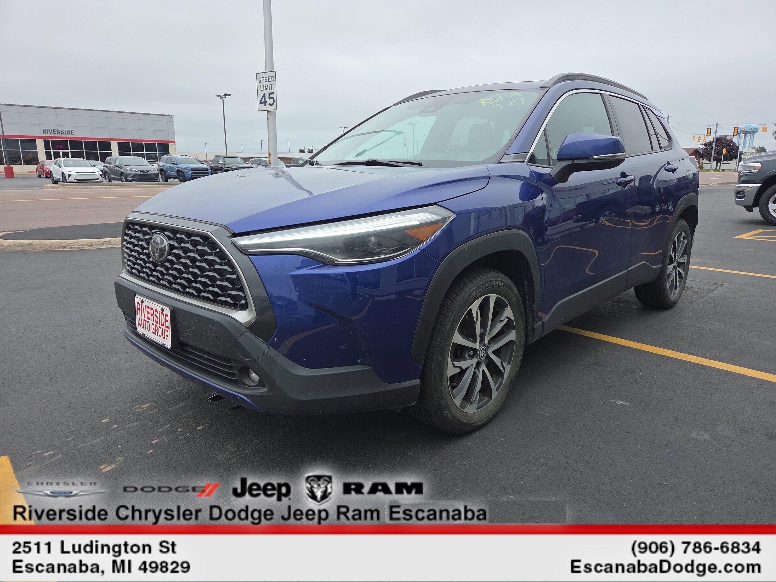 2022 Toyota Corolla Cross XLE photo 3